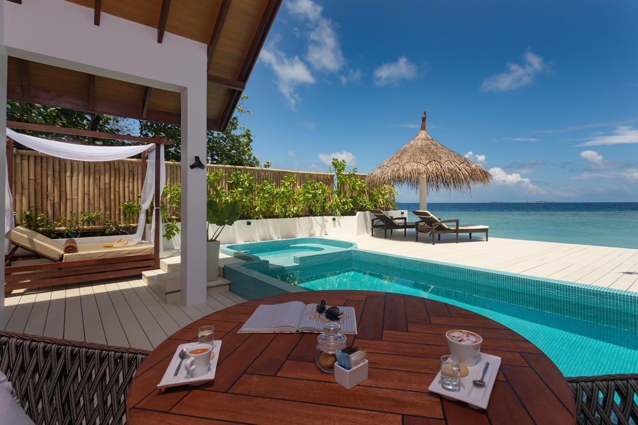 Malahini Kuda Bandos Resort Hulhumale Bagian luar foto A beach villa at the resort