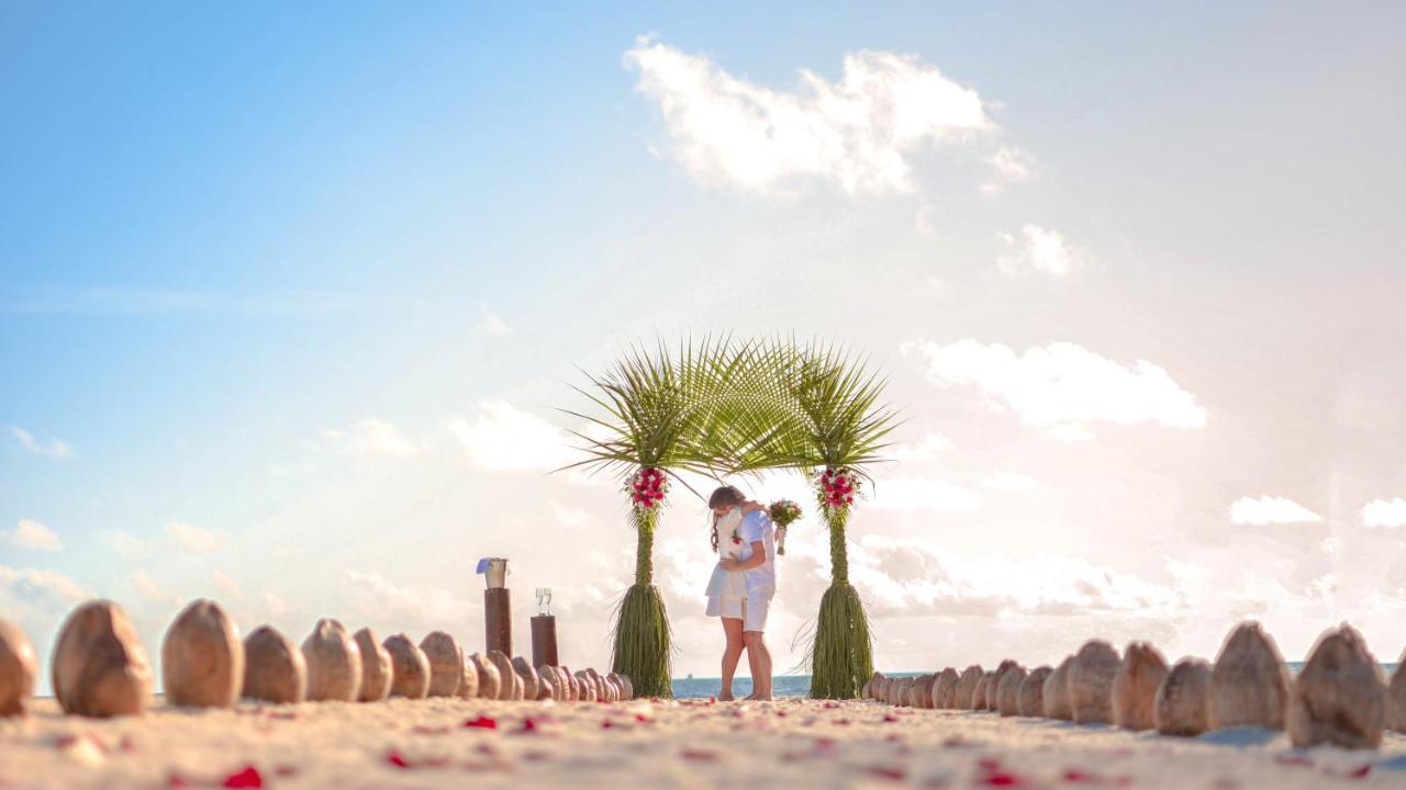 Malahini Kuda Bandos Resort Hulhumale Bagian luar foto A Jewish wedding in Cancun, Mexico
