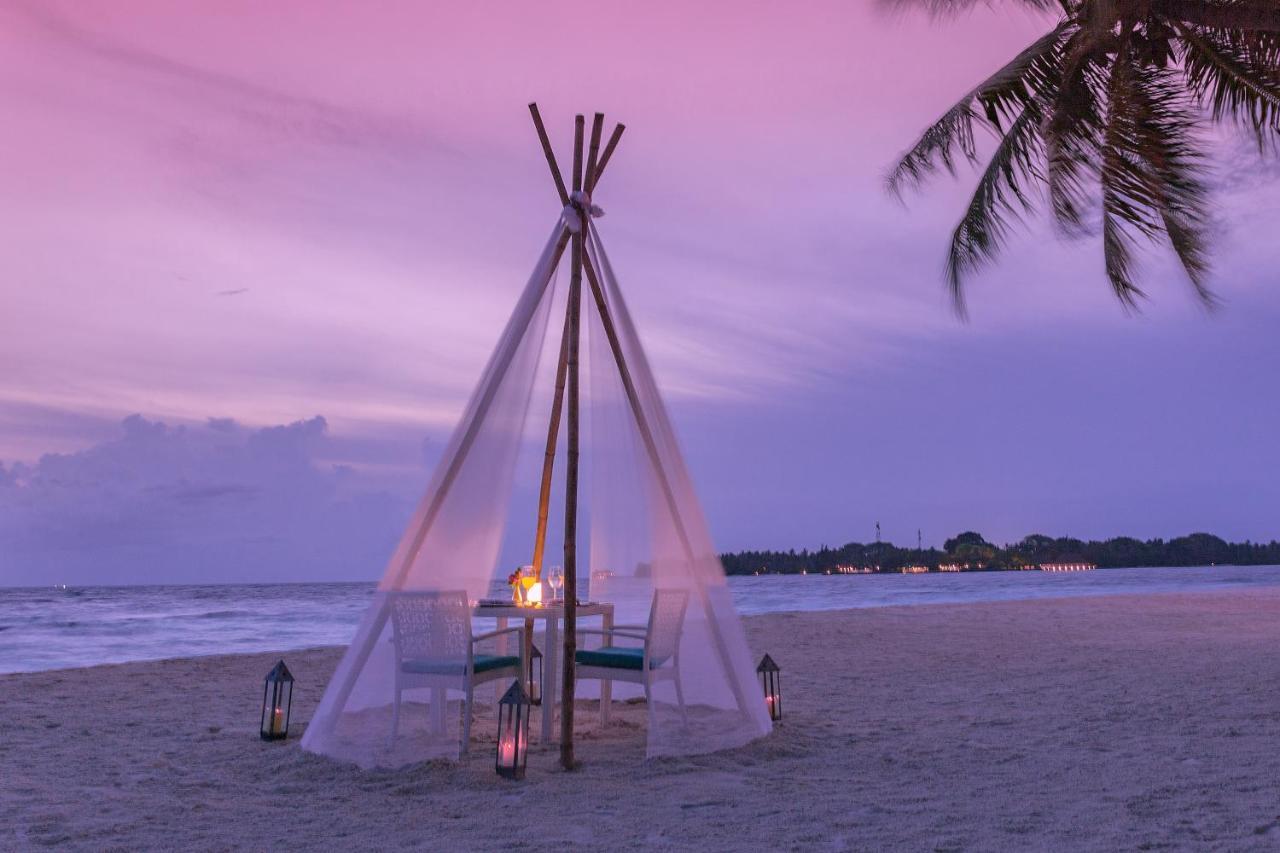 Malahini Kuda Bandos Resort Hulhumale Bagian luar foto A beachside dining experience at The Residence, Phuket