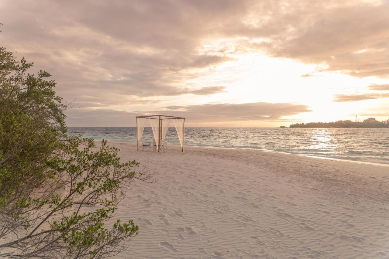 Malahini Kuda Bandos Resort Hulhumale Bagian luar foto Sunset at the beach