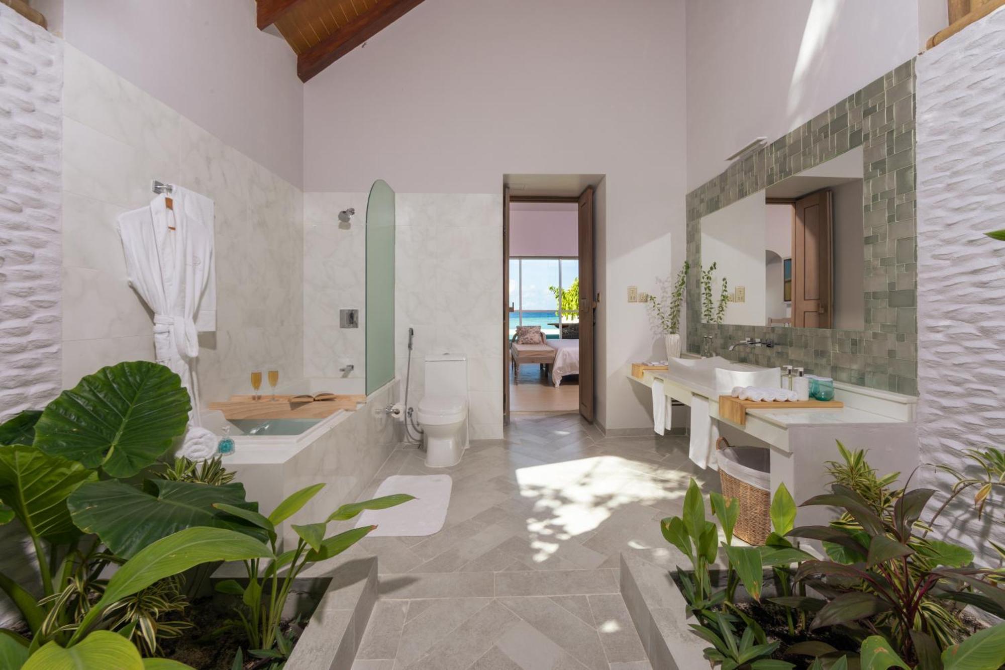 Malahini Kuda Bandos Resort Hulhumale Bagian luar foto Bathroom