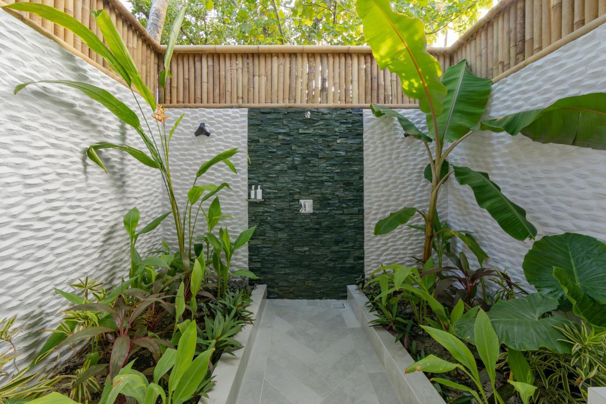 Malahini Kuda Bandos Resort Hulhumale Bagian luar foto Entrance to a villa at the resort