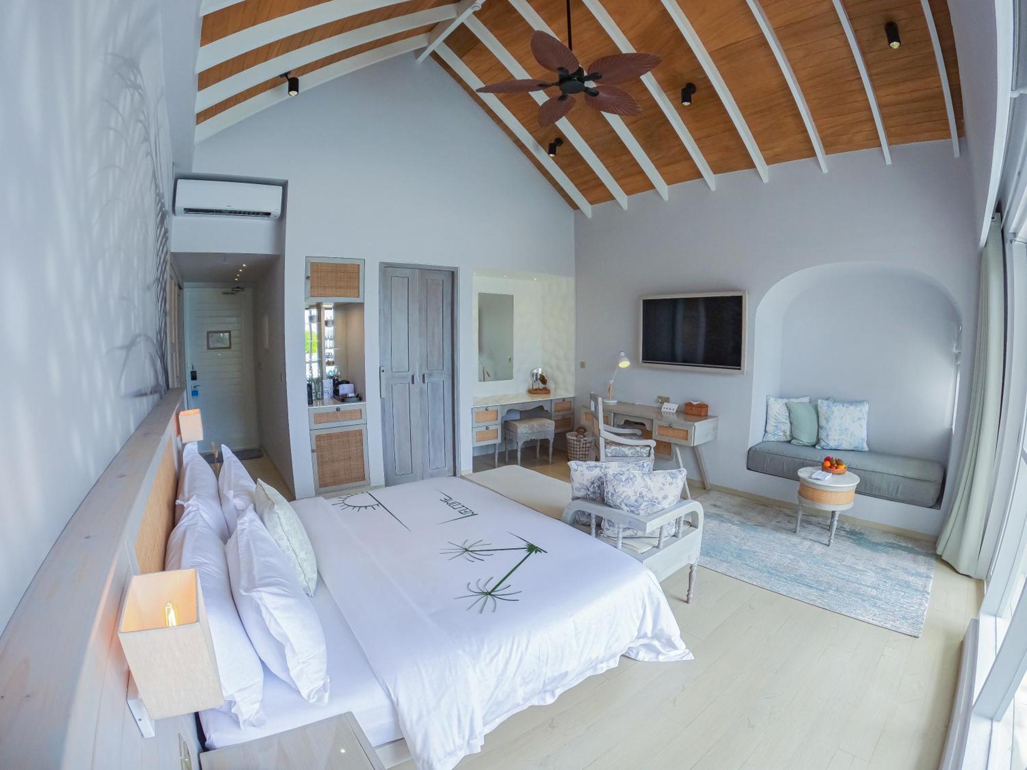 Malahini Kuda Bandos Resort Hulhumale Bagian luar foto A bedroom at the resort