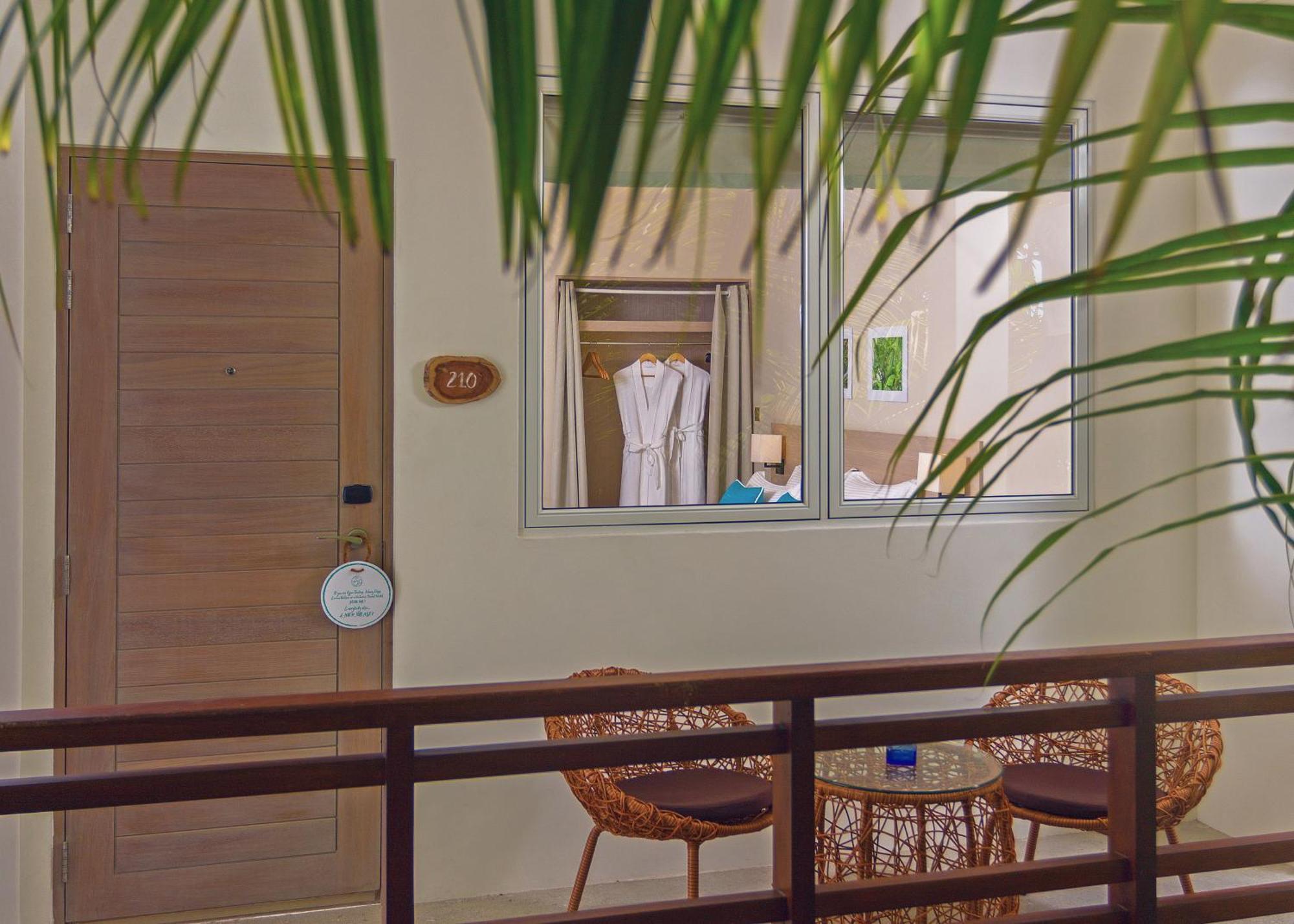 Malahini Kuda Bandos Resort Hulhumale Bagian luar foto A room at the hotel